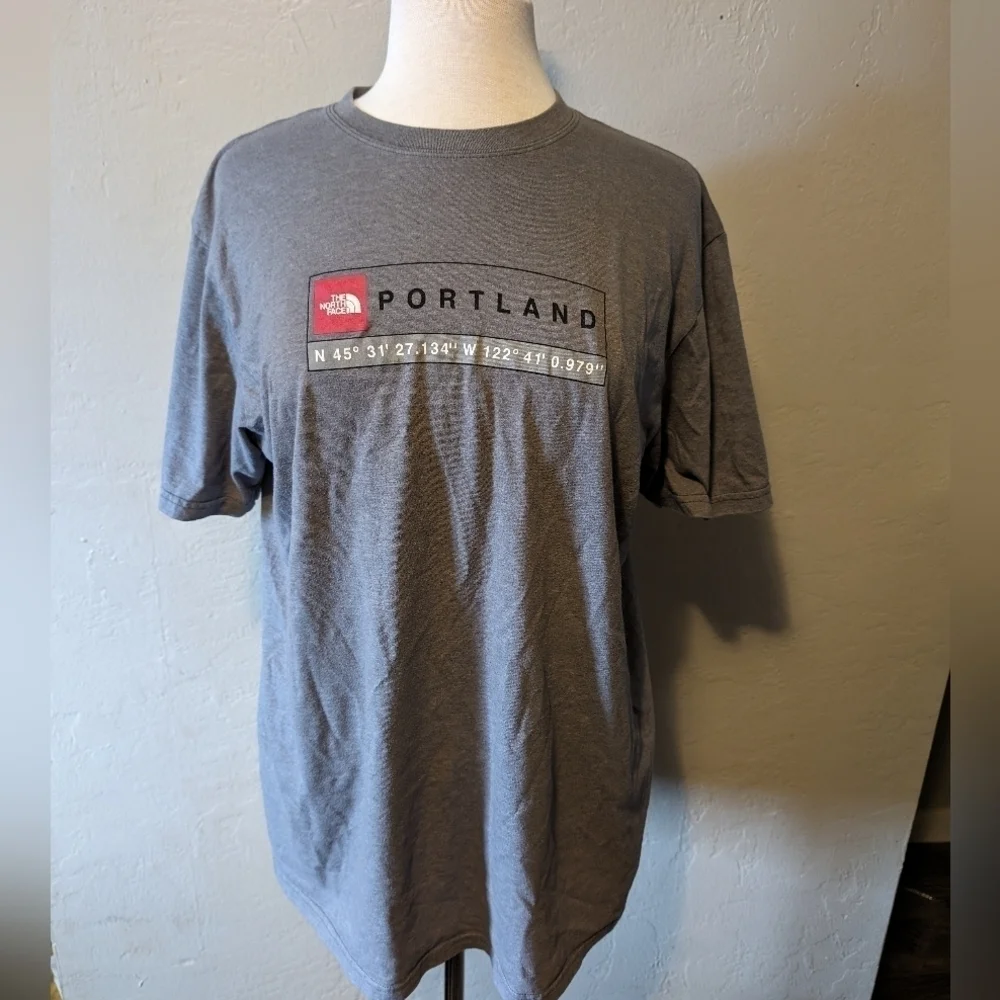 North face Tshirt‎